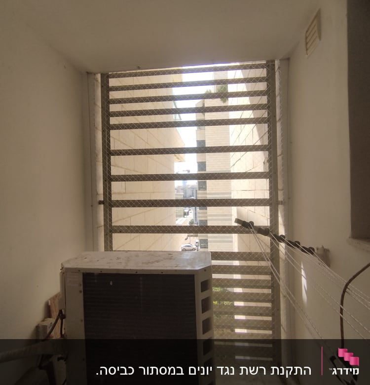 רשת מתכת על חלון למניעת כניסת יונים